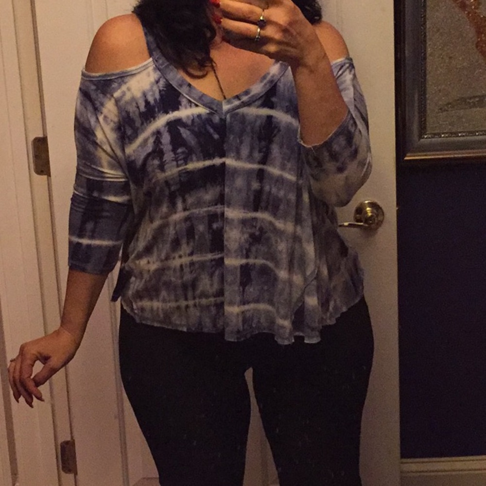 E2 tie-dye VNeck cold shoulder navy,blue and white